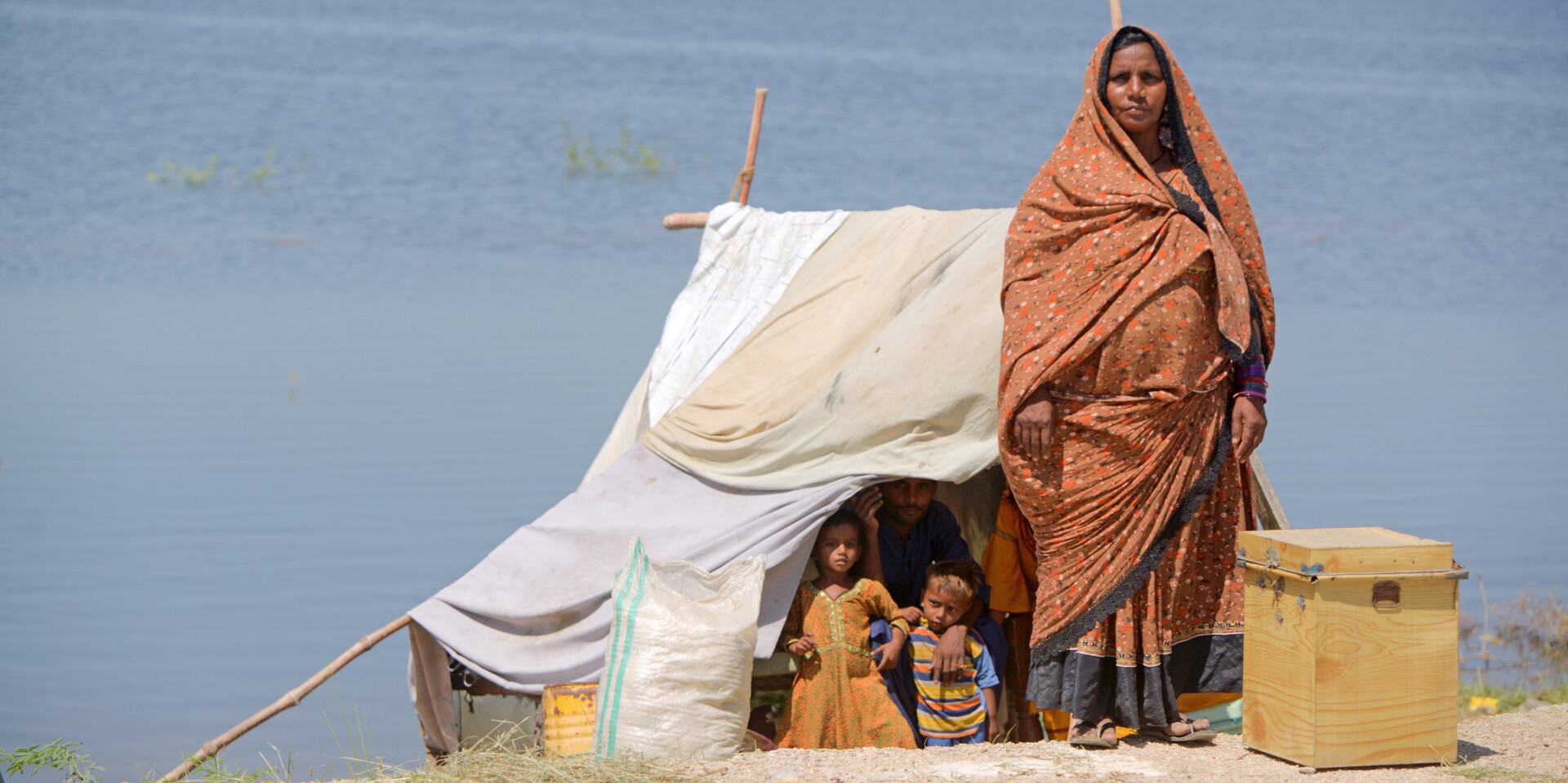 Soni und ihre Familie lebt seit der Flut in Pakistan in einem kleinen Zelt am Straßenrad Soni und ihre Familie lebt seit der Flut in Pakistan in einem kleinen Zelt am Straßenrad