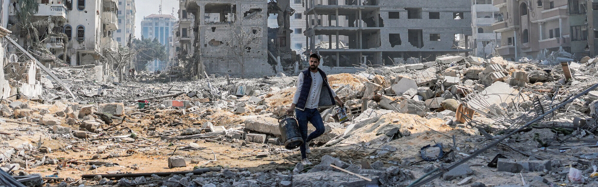 Mann vor Zerstörung in Gaza (Oktober 2023) Mann vor Zerstörung in Gaza (Oktober 2023)