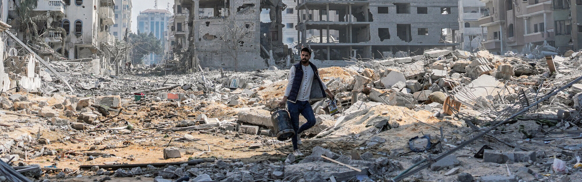 Ein Mann in Gaza umgeben von zerbombten Häusern Ein Mann in Gaza umgeben von zerbombten Häusern