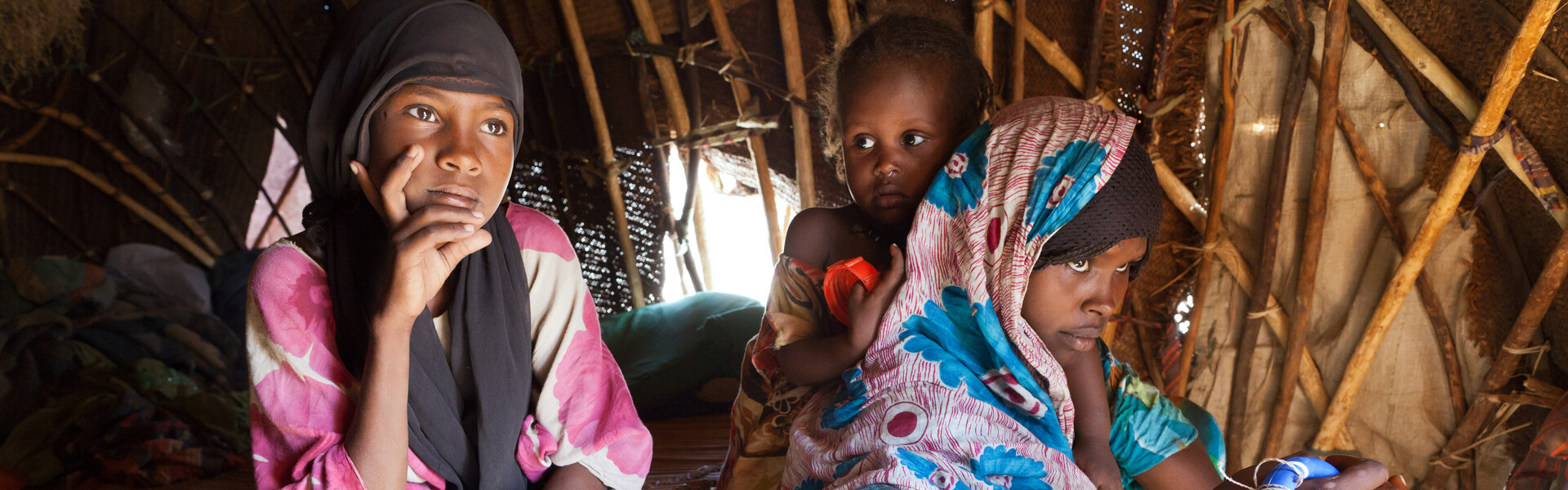 In Äthiopien herrscht Trockenheit, Dürre und Hunger. Frauen und ihr Kind warten in einem Zelt auf Nahrungsmittelhilfe. In Äthiopien herrscht Trockenheit, Dürre und Hunger. Frauen und ihr Kind warten in einem Zelt auf Nahrungsmittelhilfe.