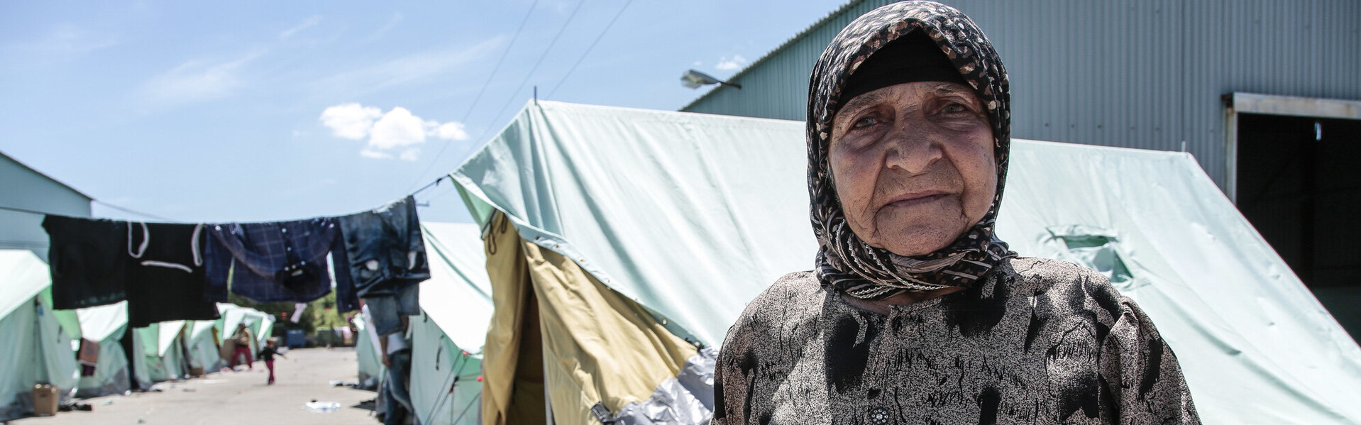 Ein Flüchtlingslager in Griechenland - Menschen jeden Alters fliehen weltweit vor Hunger und Gewalt Ein Flüchtlingslager in Griechenland - Menschen jeden Alters fliehen weltweit vor Hunger und Gewalt