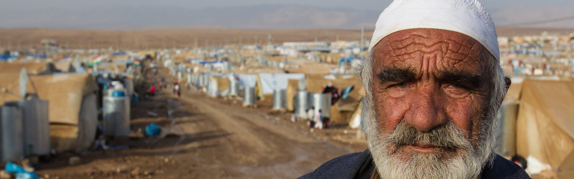 Ein Mann steht in einem kurdischen Flüchtlingslager in Syrien. Ein Mann steht in einem kurdischen Flüchtlingslager in Syrien.