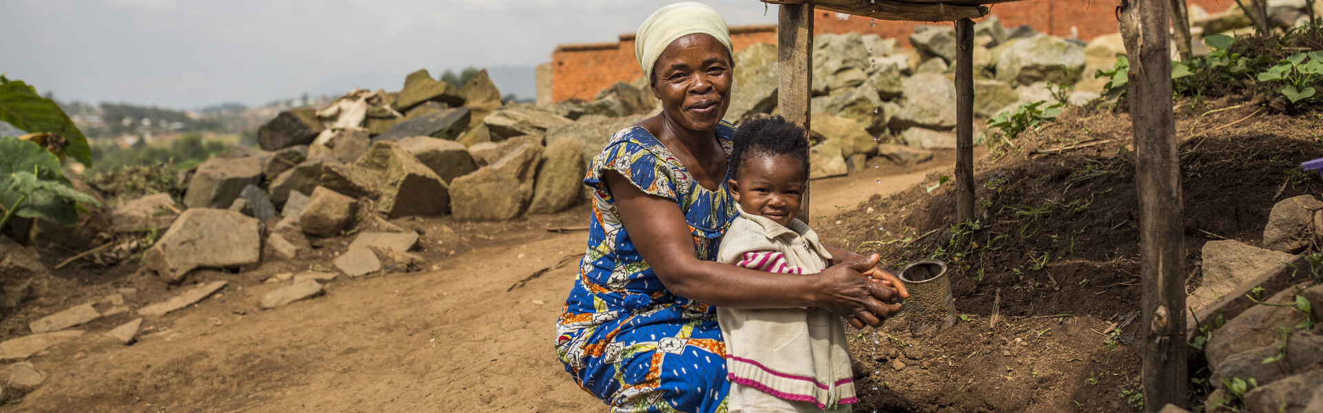 Frau und Kind beim Händewaschen im Kongo Frau und Kind beim Händewaschen im Kongo