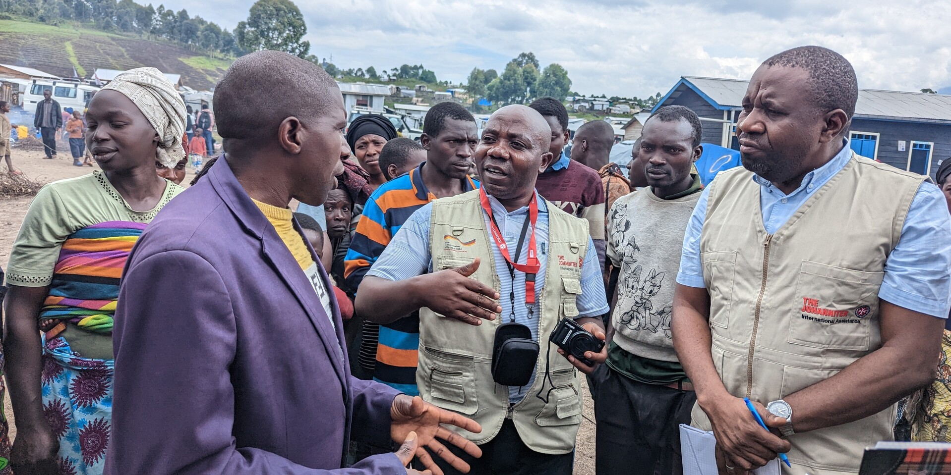 Helfer der Johanniter sprechen mit Geflüchteten in einem Camp in der DR Kongo Helfer der Johanniter sprechen mit Geflüchteten in einem Camp in der DR Kongo