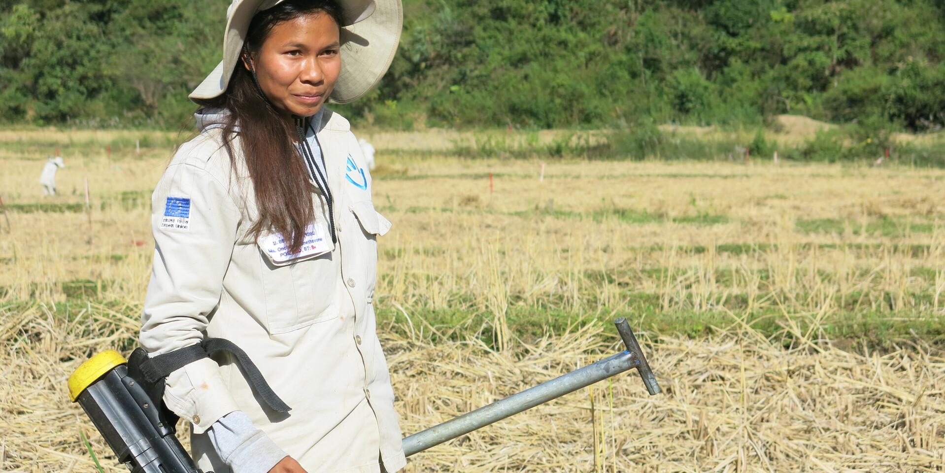 Oncha Phonethavon sucht im Entminungsteam von Handicap International mit einem Metalldetektor nach alter Kriegsmunition in den Böden von Laos Oncha Phonethavon sucht im Entminungsteam von Handicap International mit einem Metalldetektor nach alter Kriegsmunition in den Böden von Laos