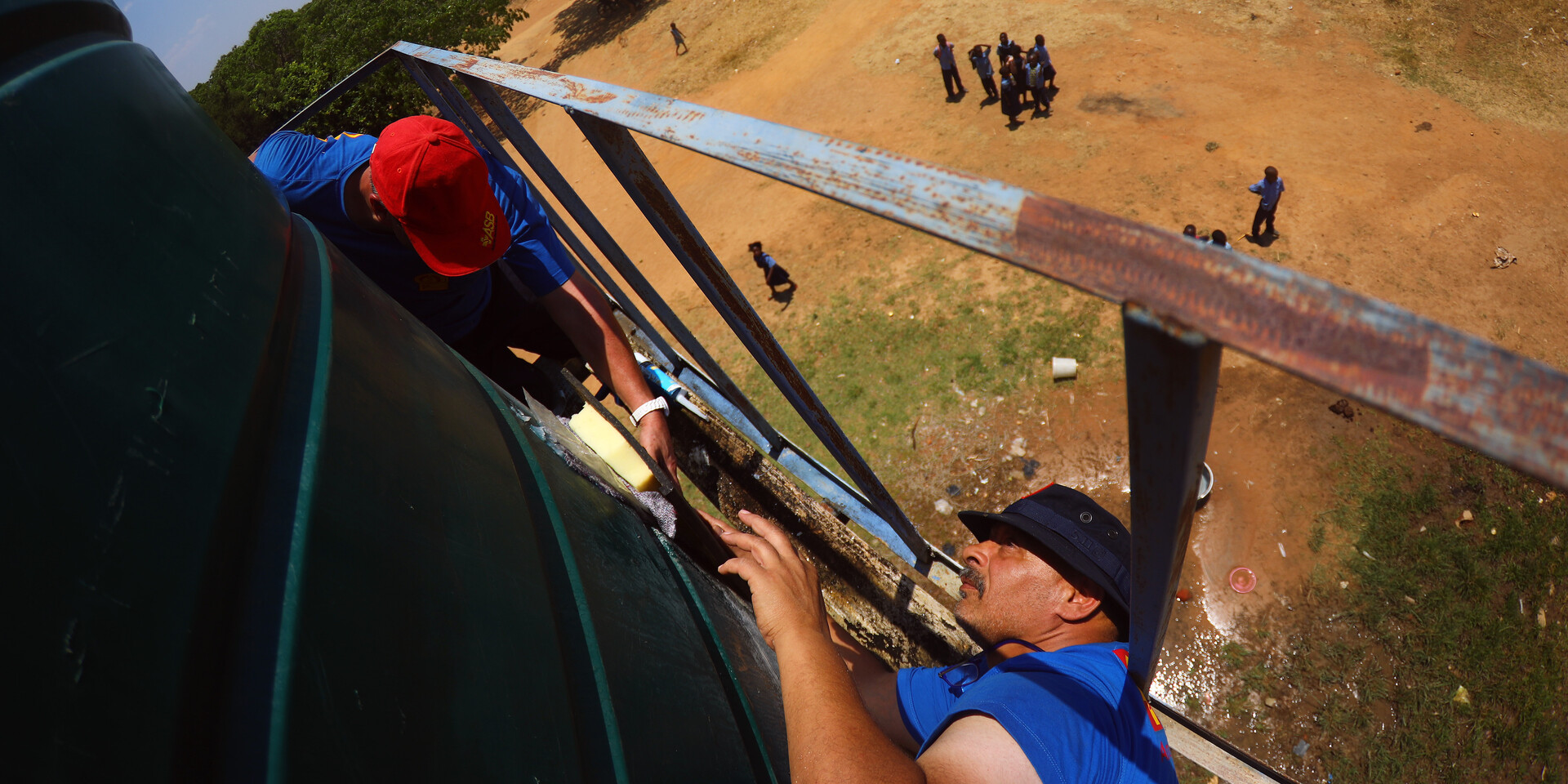 Helfer des FAST-Teams installieren Trinkwasseraufbereitungsanlagen Helfer des FAST-Teams installieren Trinkwasseraufbereitungsanlagen