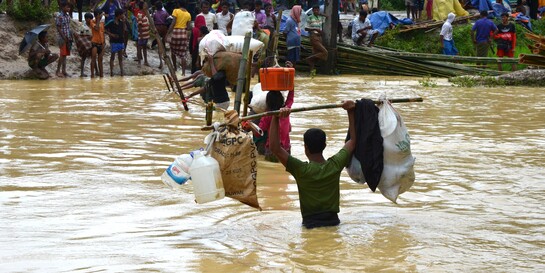 Menschen in Bangladesch retten sich vor den Folgen schwerer Überschwemmungen (Archivbild) Menschen in Bangladesch retten sich vor den Folgen schwerer Überschwemmungen (Archivbild)
