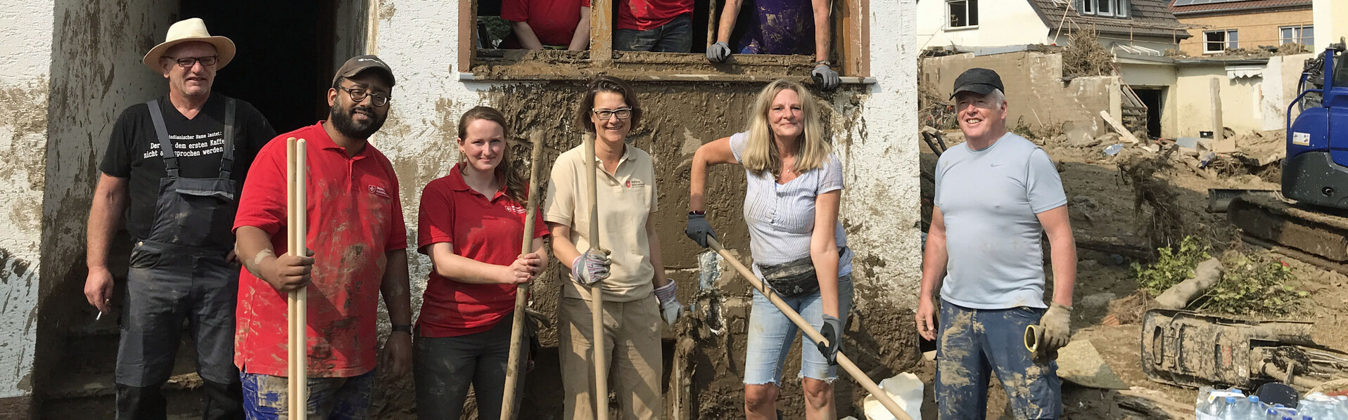 Helfende der Malteser befreien ein Haus an der Ahr von Schlamm Helfende der Malteser befreien ein Haus an der Ahr von Schlamm