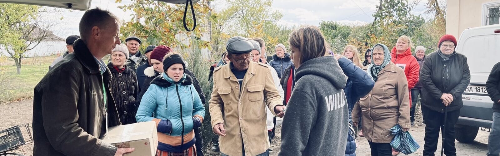 Ein Helfer liefert Hilfspakete an Menschen in der Ukraine Ein Helfer liefert Hilfspakete an Menschen in der Ukraine