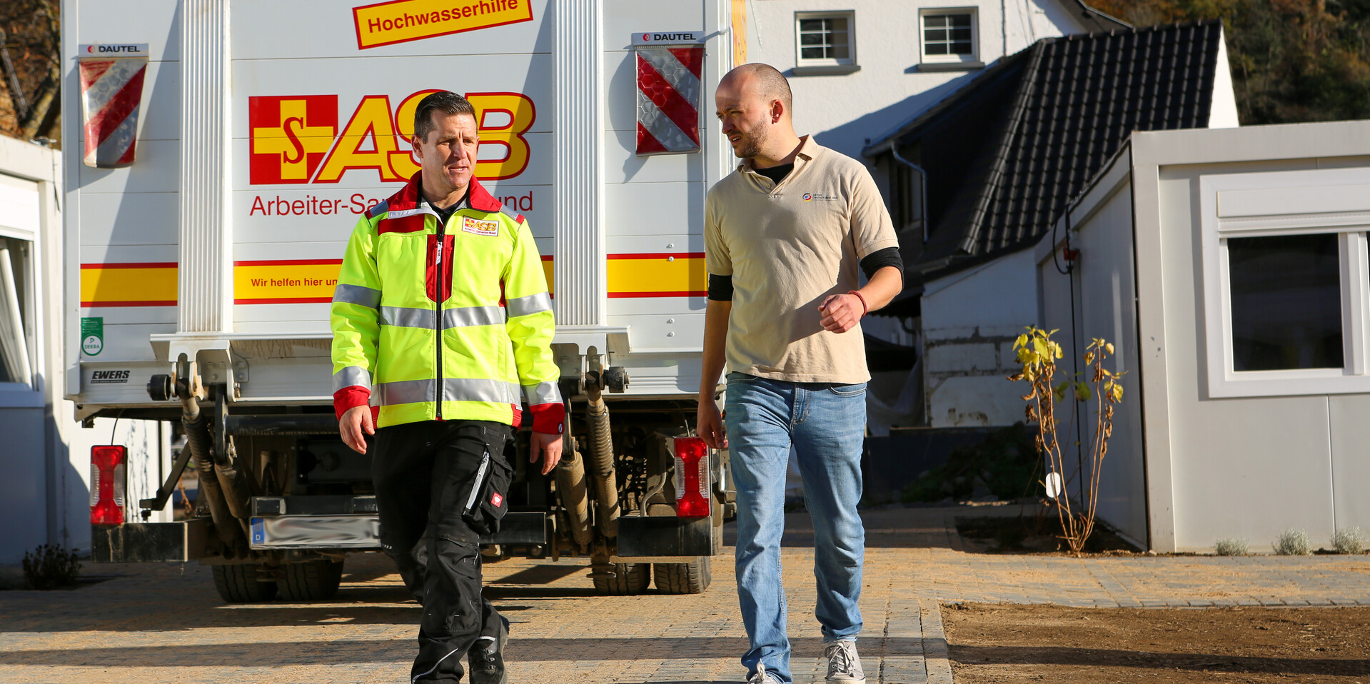 Mitarbeiter von ASB und Aktion Deutschland Hilft in Dernau Mitarbeiter von ASB und Aktion Deutschland Hilft in Dernau