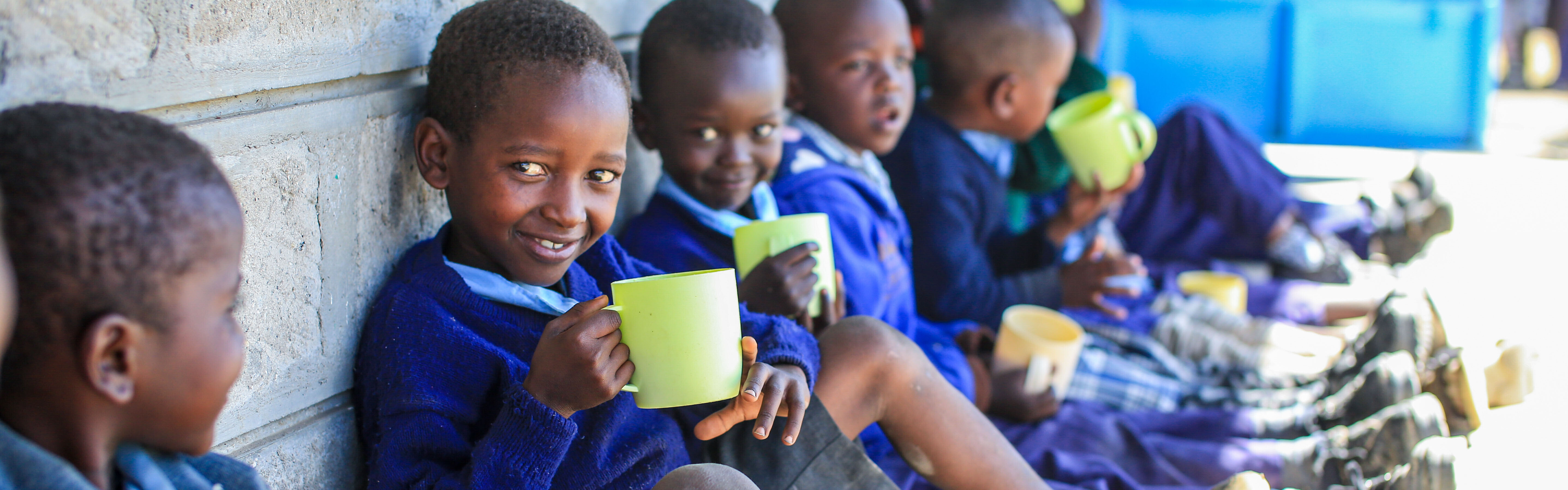 Kinder in einer Schule in Kenia, wo viele Menschen von Hunger betroffen sind 