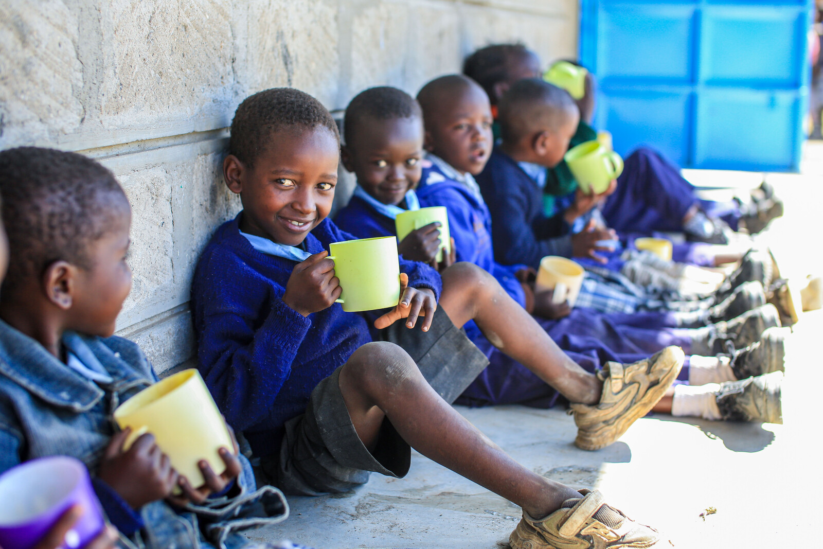 Kinder in einer Schule in Kenia, wo viele Menschen von Hunger betroffen sind 