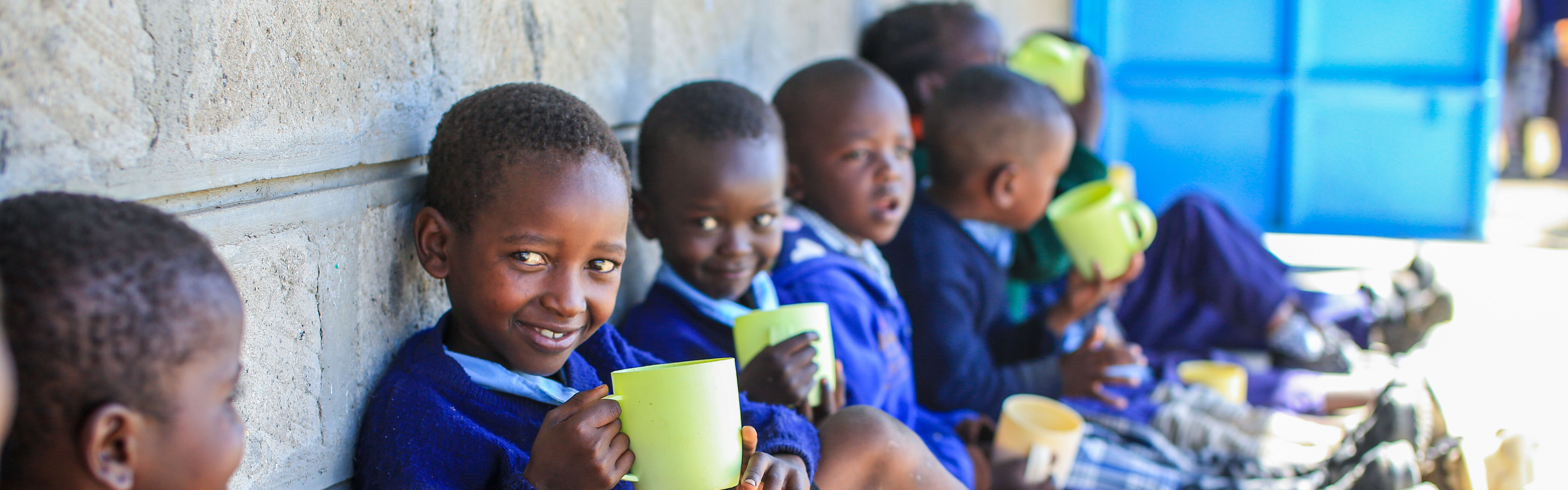 Kinder in einer Schule in Kenia, wo viele Menschen von Hunger betroffen sind 