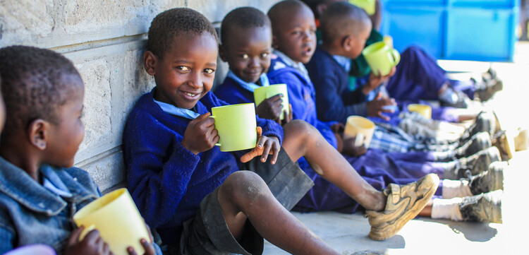 Kinder in einer Schule in Kenia, wo viele Menschen von Hunger betroffen sind 