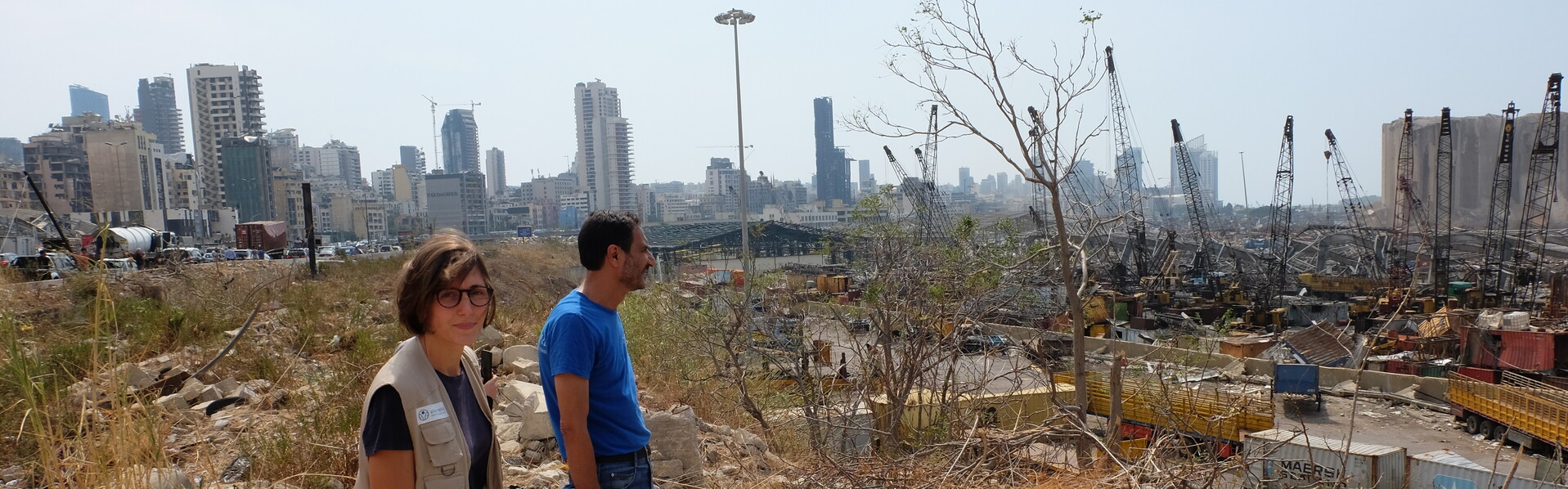 Helfer von arche noVa blicken auf Beiruts zerstörtes Hafengebiet Helfer von arche noVa blicken auf Beiruts zerstörtes Hafengebiet