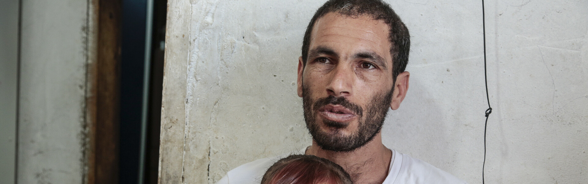 Ein Vater zusammen mit seinen zwei Kindern. Ein Vater zusammen mit seinen zwei Kindern.