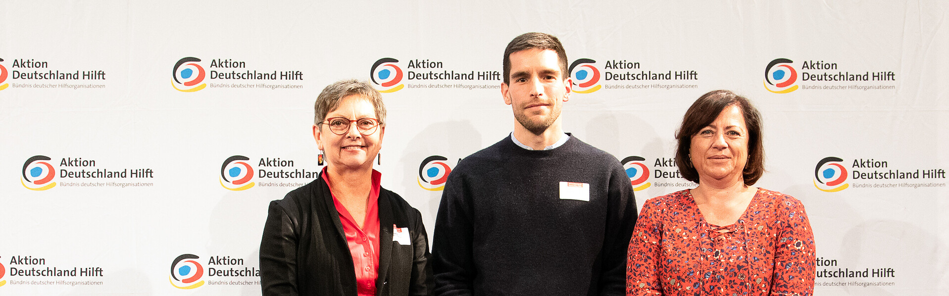 Presiverleihung in Berlin (v.l.): Manuela Roßbach (Geschäftsführender Vorstand Aktion Deutschland Hilft), Sebastian Schneider (Preisträger Journalistenpreis Humanitäre Hilfe 2018) und Dr. Bärbel Kofler Presiverleihung in Berlin (v.l.): Manuela Roßbach (Geschäftsführender Vorstand Aktion Deutschland Hilft), Sebastian Schneider (Preisträger Journalistenpreis Humanitäre Hilfe 2018) und Dr. Bärbel Kofler