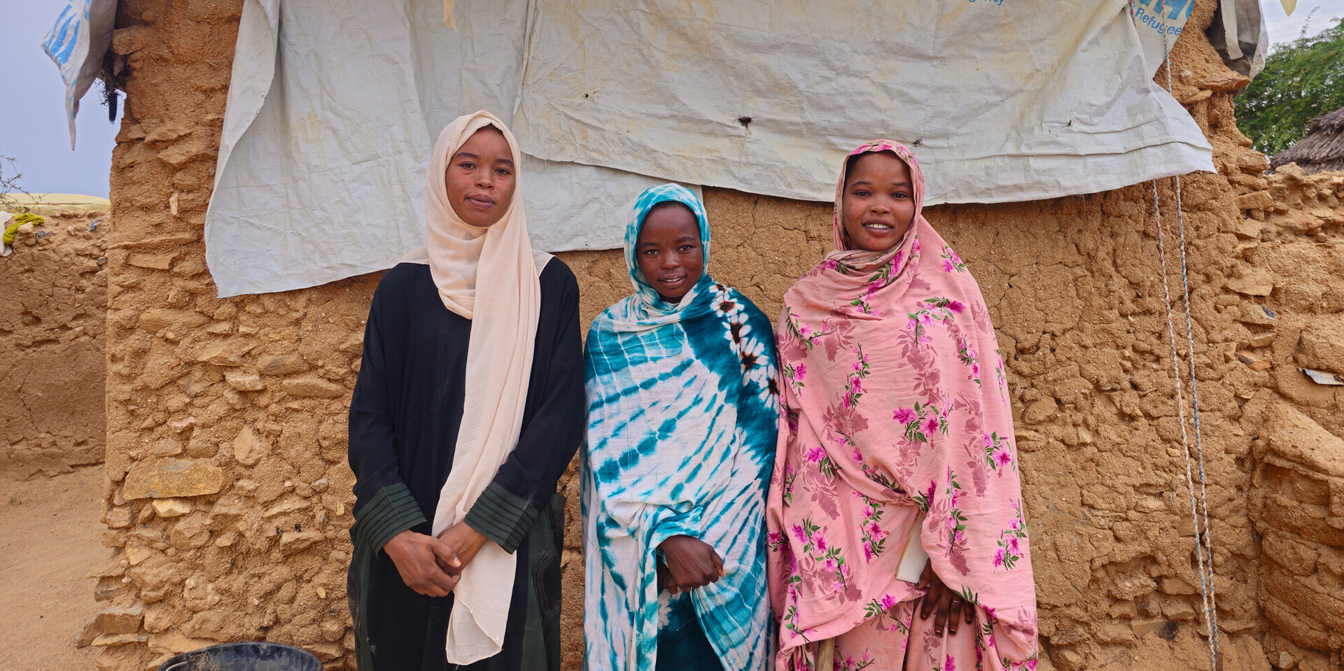 Die Schwestern Teissir, Oumina und Amani nach der Flucht aus dem Sudan nach Tschad Die Schwestern Teissir, Oumina und Amani nach der Flucht aus dem Sudan nach Tschad