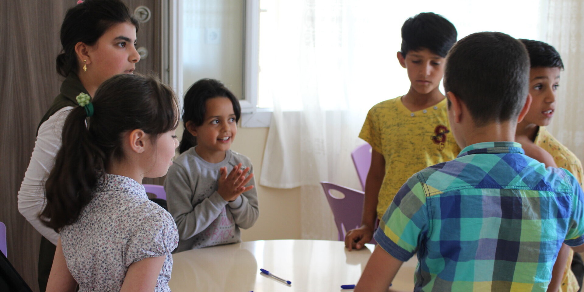 Mädchen und Jungen beim Spielen im Kinderhort in Reyhanli Mädchen und Jungen beim Spielen im Kinderhort in Reyhanli