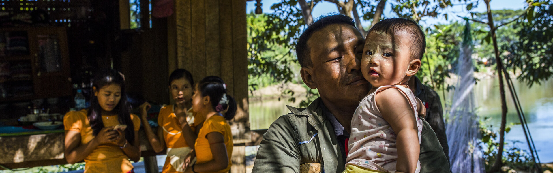 Ein Vater mit seinen Kindern in Myanmar Ein Vater mit seinen Kindern in Myanmar