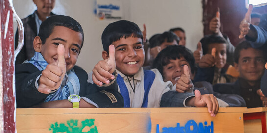 Kinder in einer Schule im Jemen halten den Daumen in die Kamera Kinder in einer Schule im Jemen halten den Daumen in die Kamera