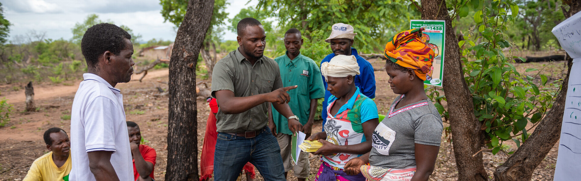 Ein Helfer schult eine Gemeinde in Mosambik zum Thema Katastrophenvorsorge Ein Helfer schult eine Gemeinde in Mosambik zum Thema Katastrophenvorsorge