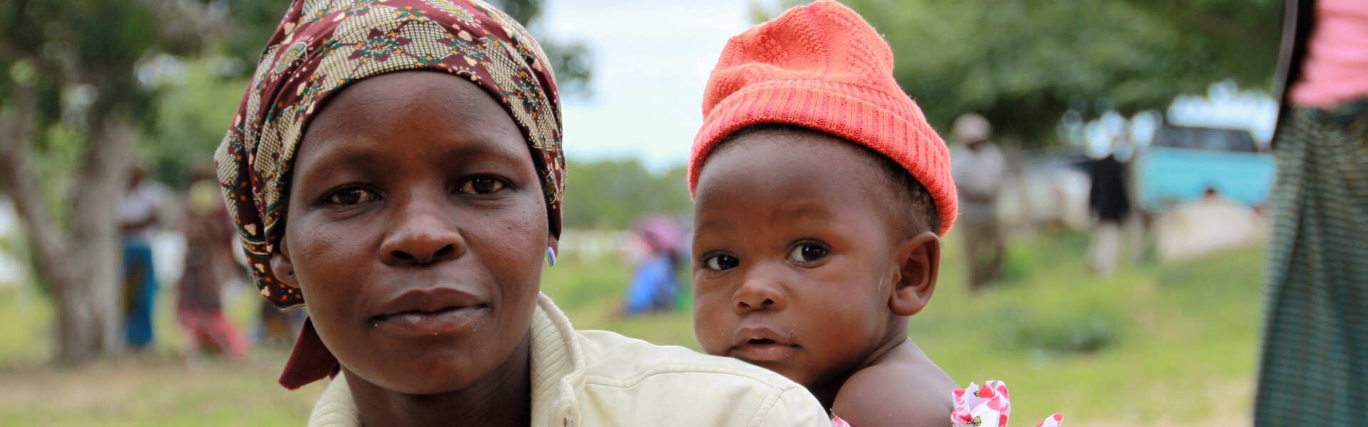 Eine Frau mit ihrem Kind in Mosambik, einem Nachbarland von Swasiland Eine Frau mit ihrem Kind in Mosambik, einem Nachbarland von Swasiland