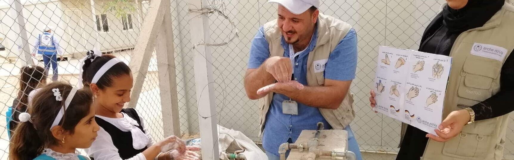 Krankheiten vorbeugen: Helfer von arche noVa zeigen Mädchen im Irak richtige Handhygiene Krankheiten vorbeugen: Helfer von arche noVa zeigen Mädchen im Irak richtige Handhygiene