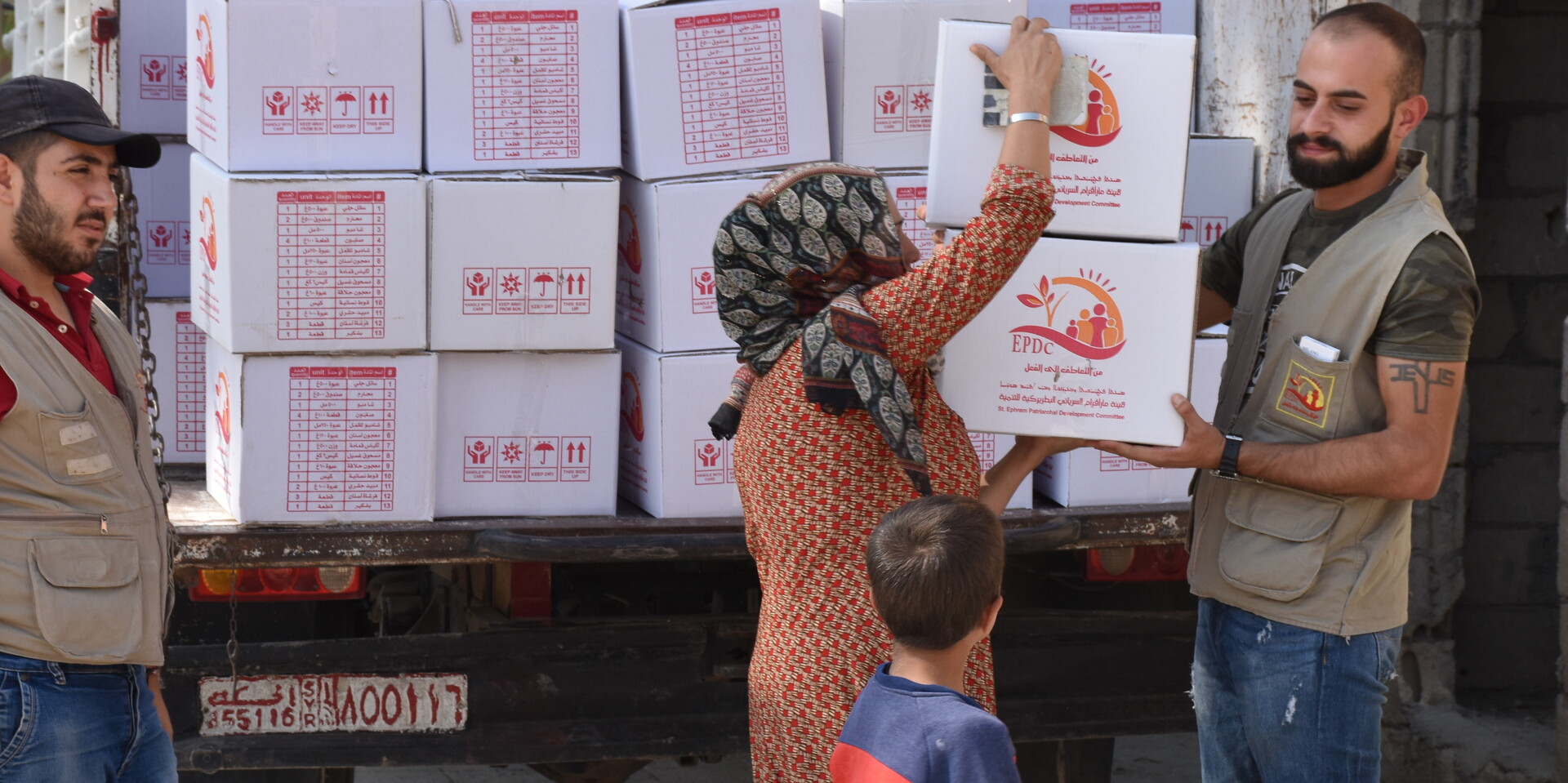 Binnenvertriebene Familien erhalten von Helfern in Syrien Hilfsgüter © Help – Hilfe zur Selbsthilfe Binnenvertriebene Familien erhalten von Helfern in Syrien Hilfsgüter © Help – Hilfe zur Selbsthilfe