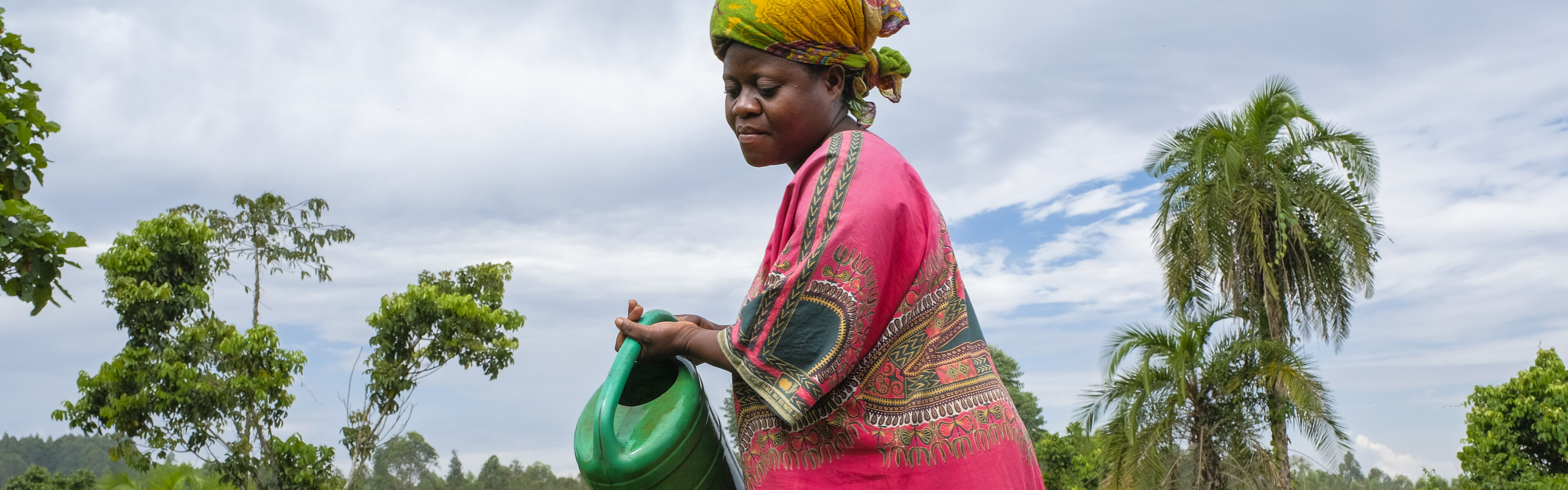 Eine Frau betreibt in Kenia Landwirtschaft