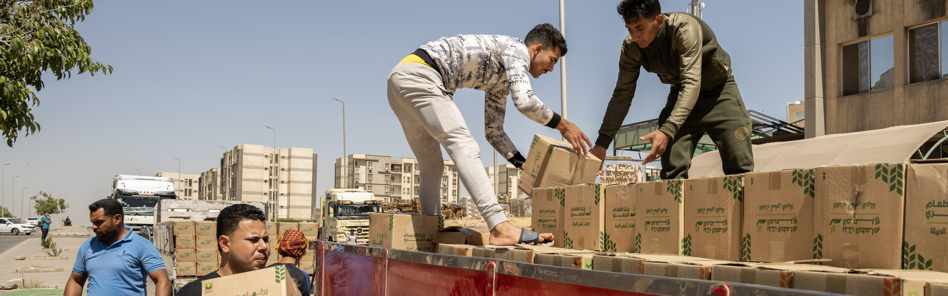 Helfer von Help verteilen Hilfsgüter für Menschen in Gaza Helfer von Help verteilen Hilfsgüter für Menschen in Gaza