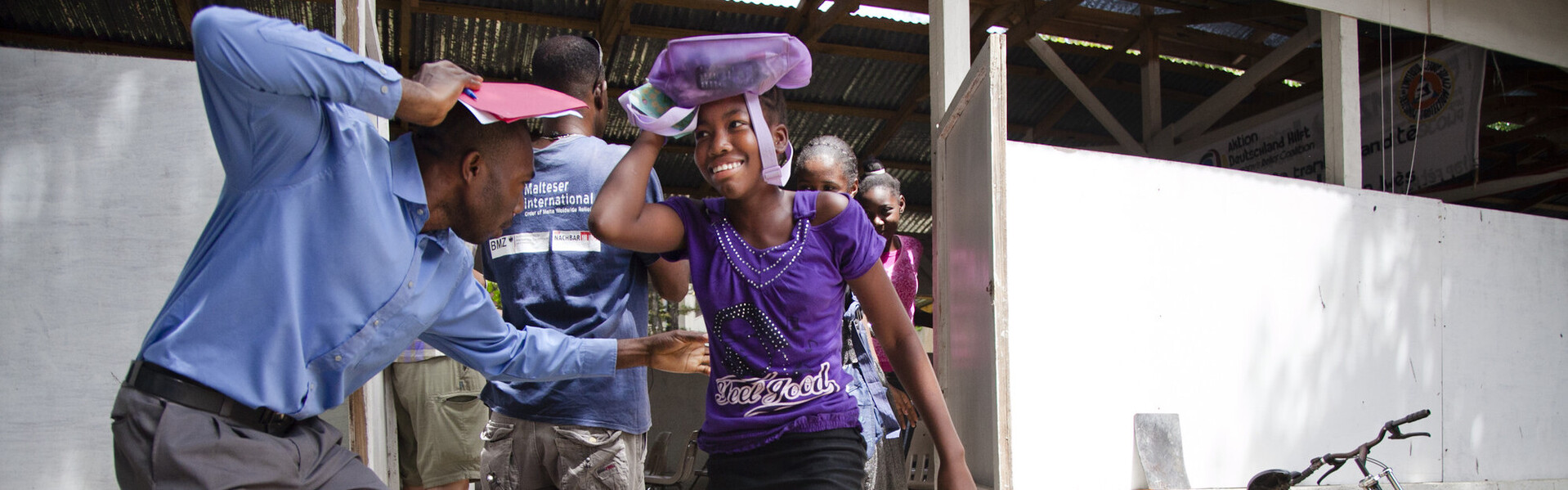 Schülerinnen und Schüler in Haiti lernen im Unterricht wie sich bei einem Erdbeben verhalten müssen Schülerinnen und Schüler in Haiti lernen im Unterricht wie sich bei einem Erdbeben verhalten müssen