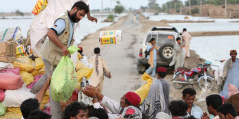 Helfer versorgen Menschen mit Lebensmitteln Helfer versorgen Menschen mit Lebensmitteln