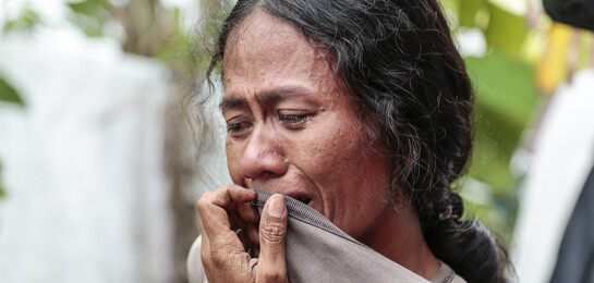 Eine Frau trauert nach dem Wüten des Taifun Haiyan auf den Philippinen Eine Frau trauert nach dem Wüten des Taifun Haiyan auf den Philippinen