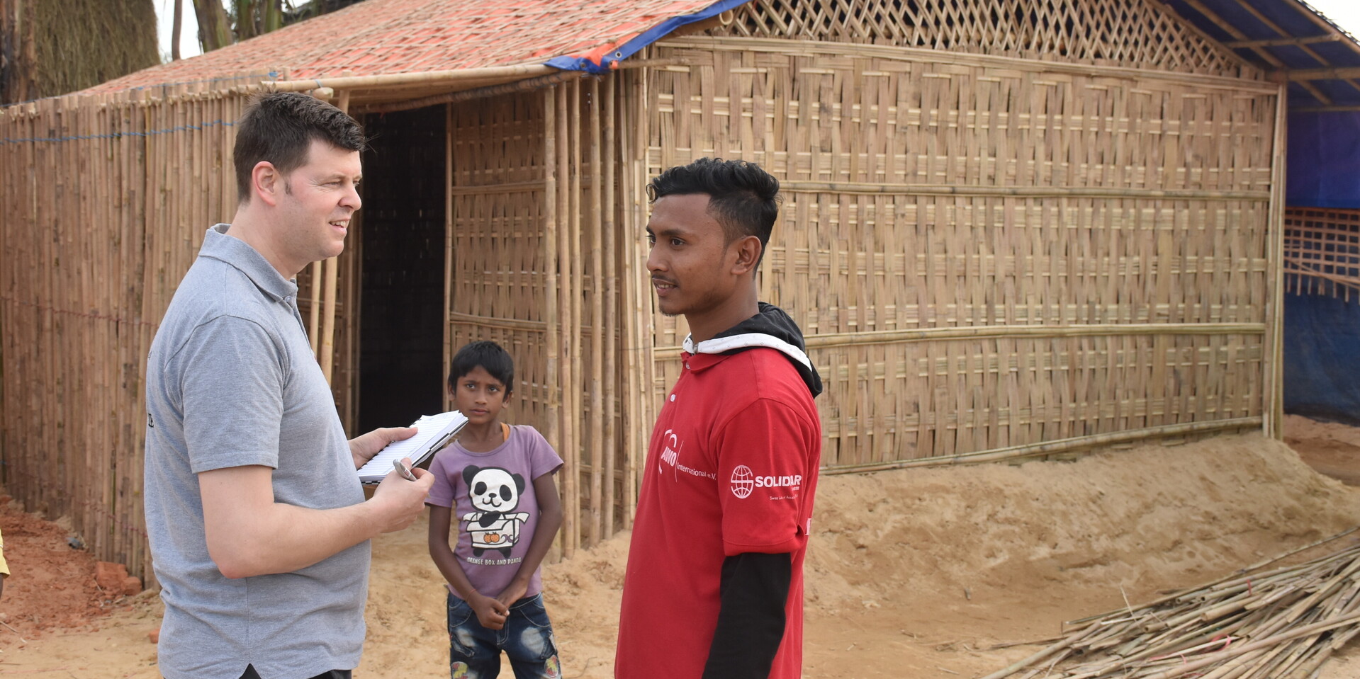 Felix Neuhaus bei einem Hilfseinsatz im Flüchtlingscamp Cox's Bazar in Bangladesch Felix Neuhaus bei einem Hilfseinsatz im Flüchtlingscamp Cox's Bazar in Bangladesch