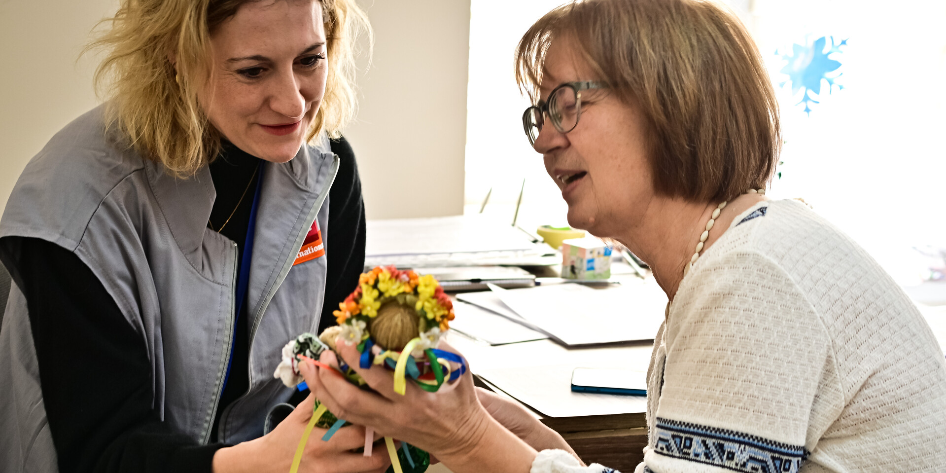 Svetlana und eine Helferin von HelpAge bei der Handarbeit Svetlana und eine Helferin von HelpAge bei der Handarbeit
