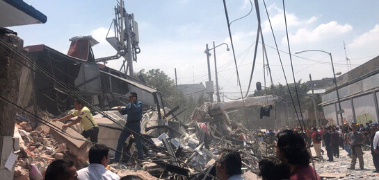 Ein Erdbeben in Mexiko hat viele Häuser zerstört und Todesopfer gefordert. Auf dem Bild stehen viele der Betroffenen vor Häuserruinen. Ein Erdbeben in Mexiko hat viele Häuser zerstört und Todesopfer gefordert. Auf dem Bild stehen viele der Betroffenen vor Häuserruinen.