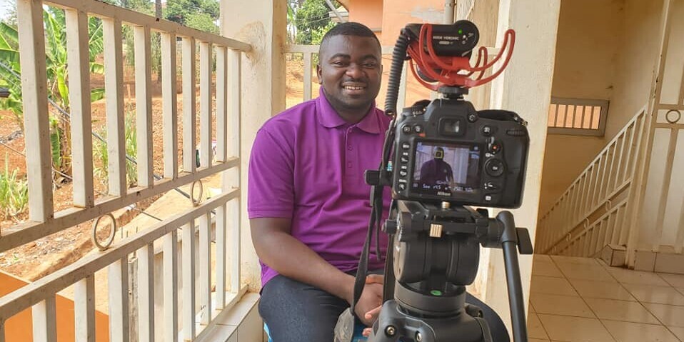 Dzevam Godlove, Helfer von Draufsicht Bamenda, klärt in einem Video über COVIV-19 auf Dzevam Godlove, Helfer von Draufsicht Bamenda, klärt in einem Video über COVIV-19 auf