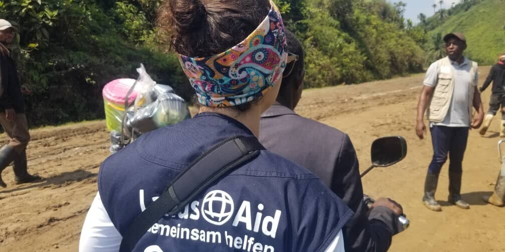 Nur mit dem Nötigsten ausgestattet waren Stefani Rackes da Silva und das CHAHI-Team abwechselnd mit Moped und Auto unterwegs: von Kiomvu nach Bukavu – um von dort weiter nach Ruanda zu gelangen Nur mit dem Nötigsten ausgestattet waren Stefani Rackes da Silva und das CHAHI-Team abwechselnd mit Moped und Auto unterwegs: von Kiomvu nach Bukavu – um von dort weiter nach Ruanda zu gelangen