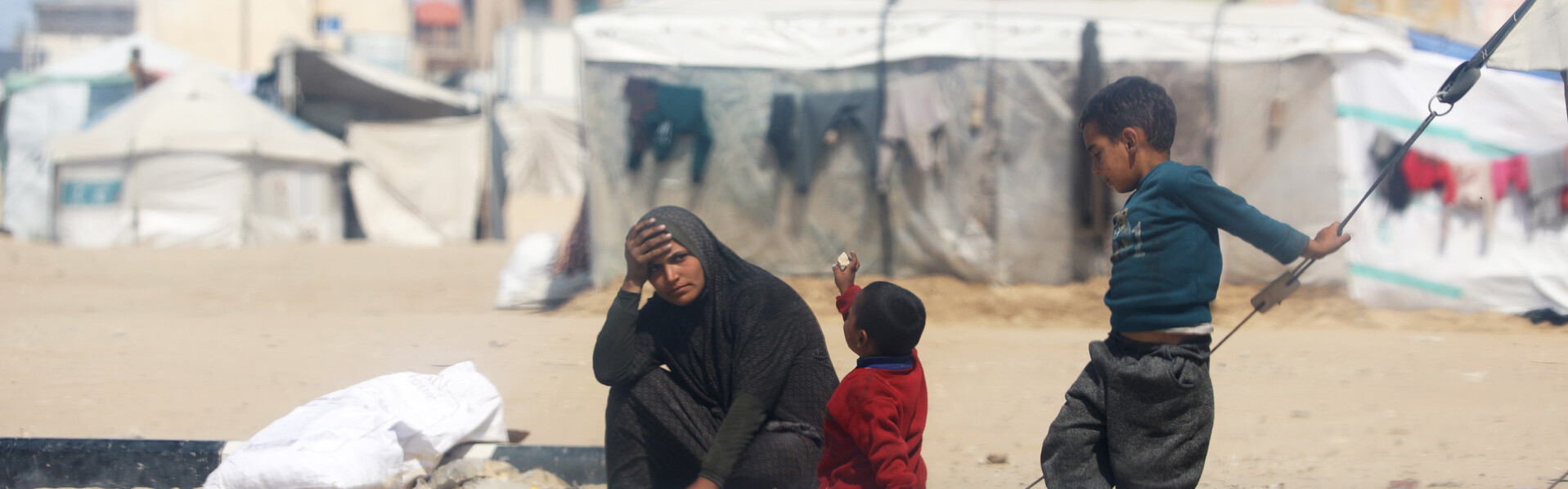 Geflüchtete Familie in einem Zeltlager im Gaza-Streifen Geflüchtete Familie in einem Zeltlager im Gaza-Streifen