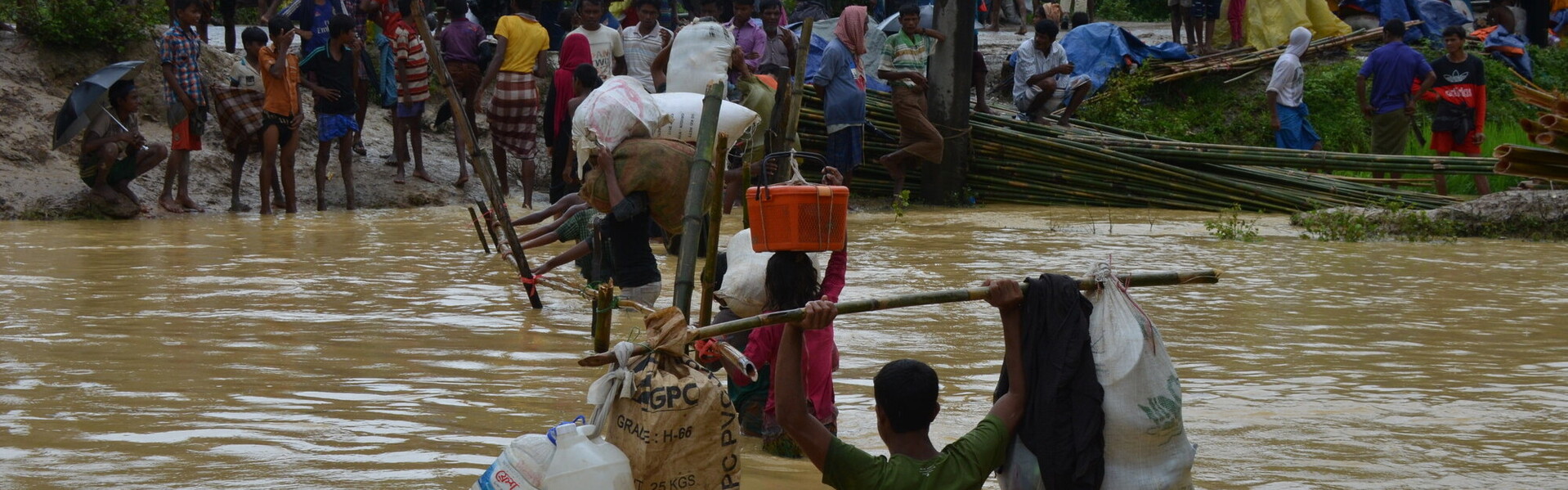 Menschen im Überschwemmungsgebiet (Symbolfoto) Menschen im Überschwemmungsgebiet (Symbolfoto)