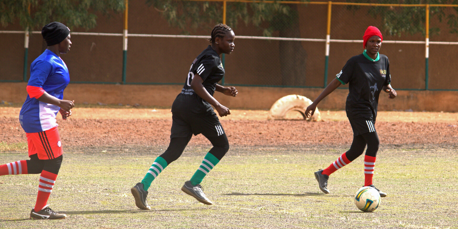 Das Fußballspielen gibt Nana und ihren Mitspielerinnen Selbstvertrauen und hilft ihnen dabei, tradierte Geschlechterrollen zu hinterfragen Das Fußballspielen gibt Nana und ihren Mitspielerinnen Selbstvertrauen und hilft ihnen dabei, tradierte Geschlechterrollen zu hinterfragen