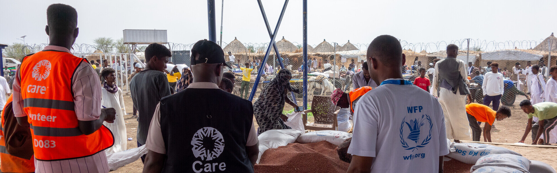 Helfer bei einer Verteilung von Nahrung im Sudan Helfer bei einer Verteilung von Nahrung im Sudan