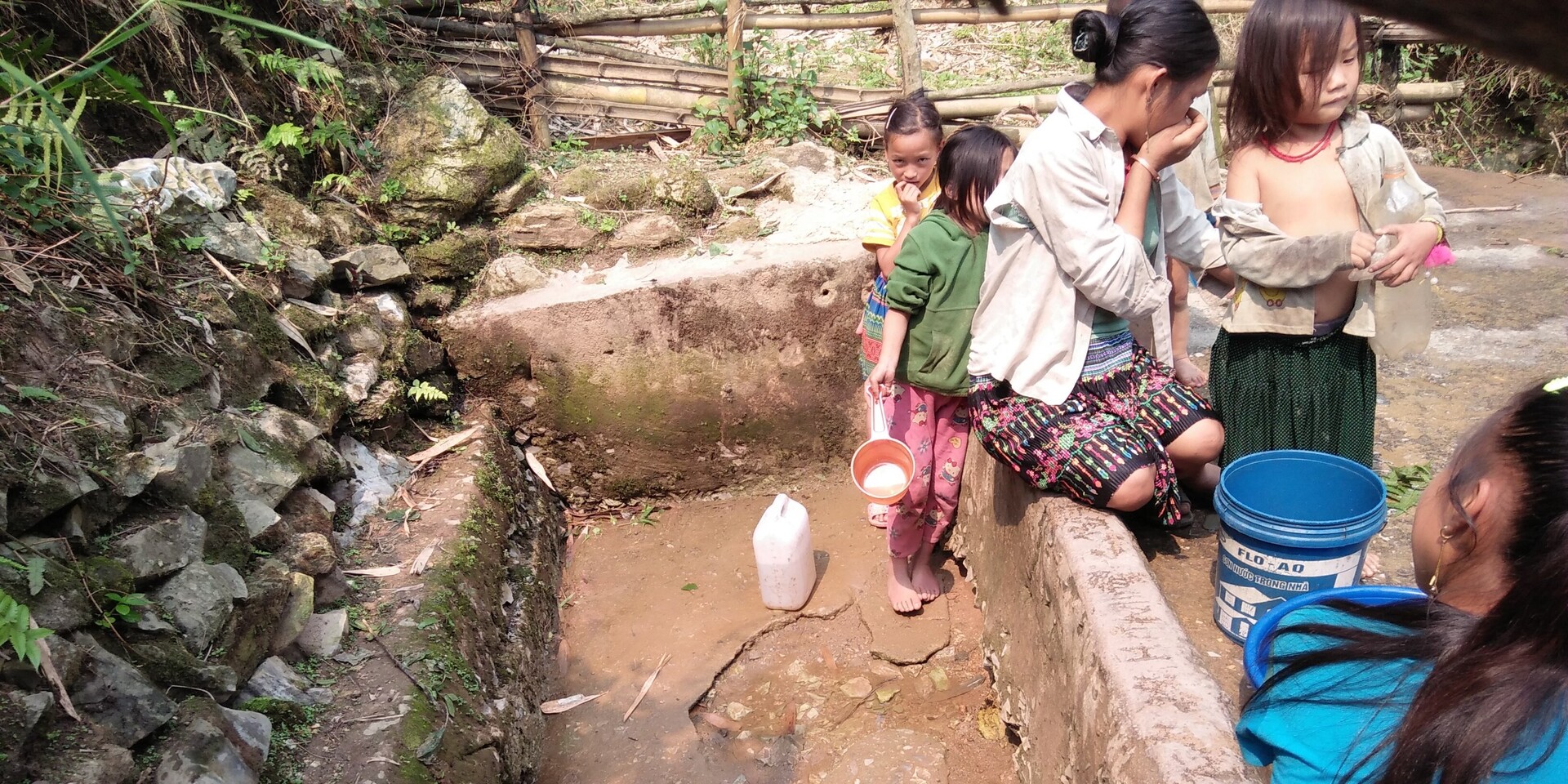 In Vietnam leiden viele Dorfbewohner unter Wassermangel und anhaltende Trockenzeit In Vietnam leiden viele Dorfbewohner unter Wassermangel und anhaltende Trockenzeit