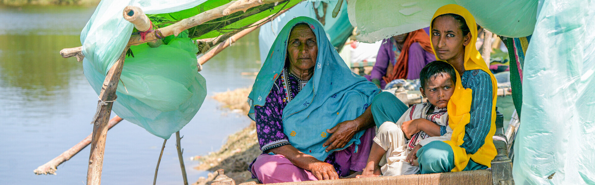 Eine Familie hat sich vor den Fluten in Pakistan gerettet Eine Familie hat sich vor den Fluten in Pakistan gerettet