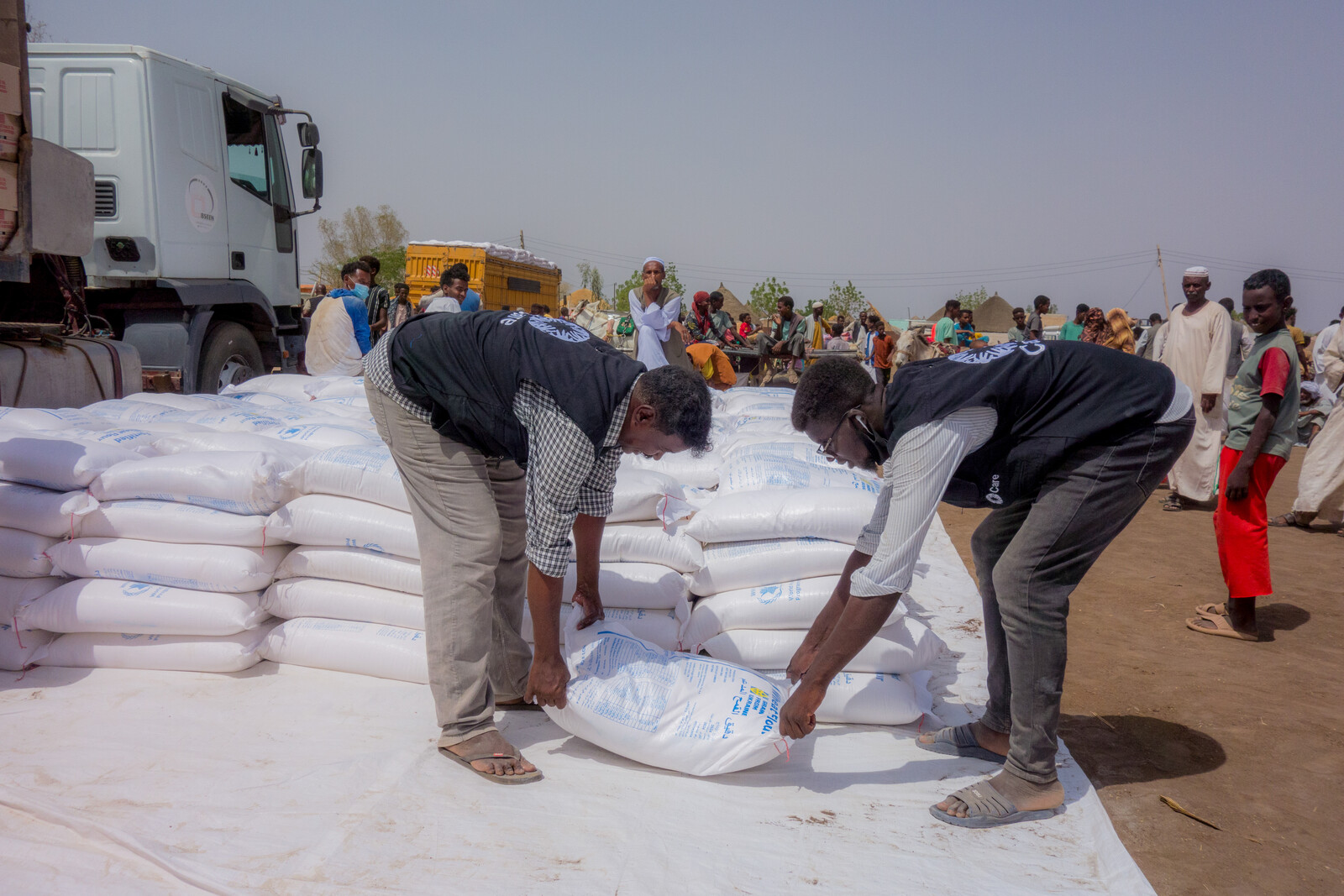 Helfer bei der Verteilung von Hilfsgütern im Sudan