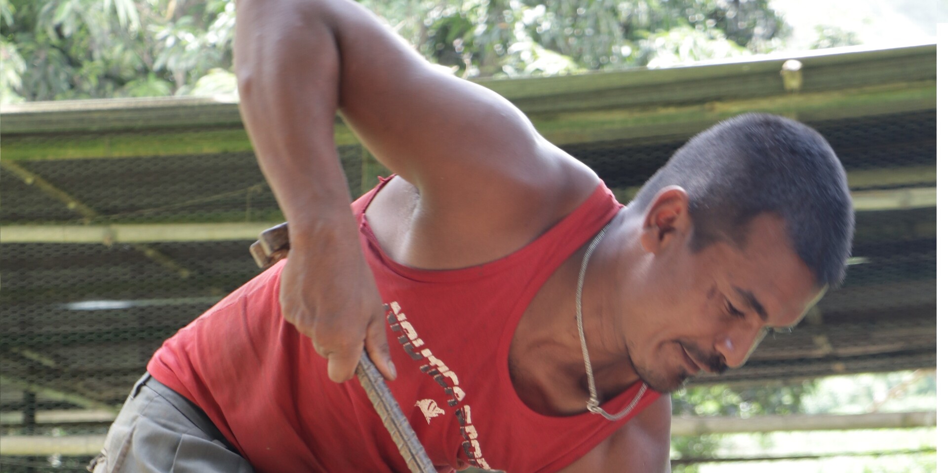 Tek Bahadur aus Tupche im Distrikt Nuwakot half beim Wiederaufbau seines Hauses Tek Bahadur aus Tupche im Distrikt Nuwakot half beim Wiederaufbau seines Hauses