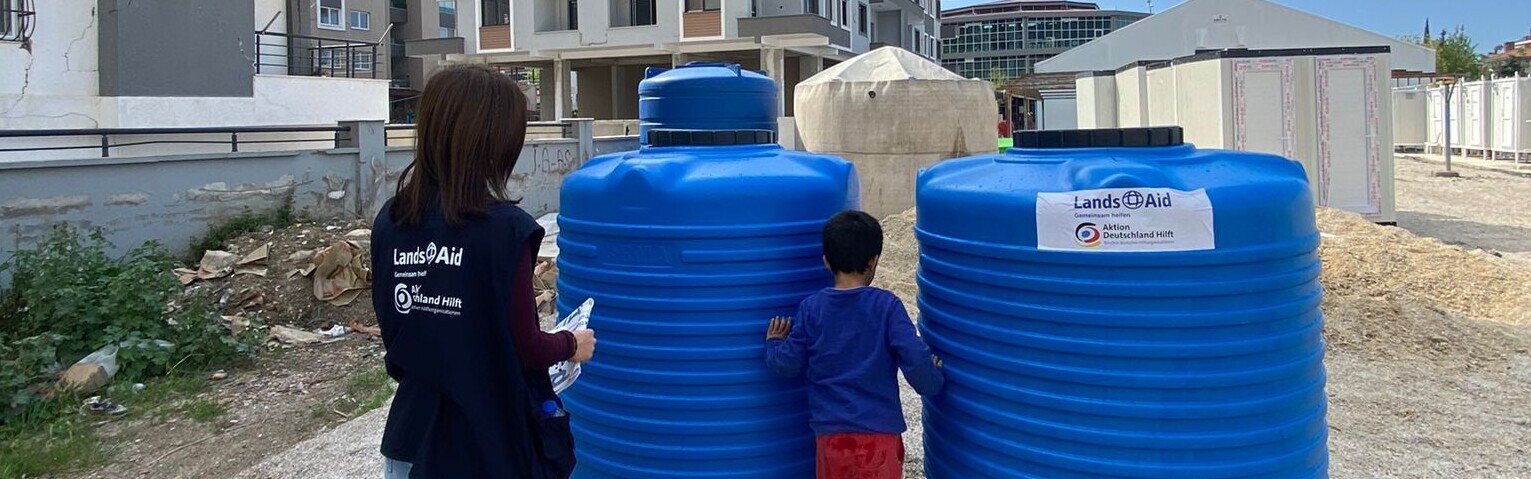 Die Hilfsorganisation LandsAid hat Wassertanks in die türkische Erdbebenregion geliefert Die Hilfsorganisation LandsAid hat Wassertanks in die türkische Erdbebenregion geliefert