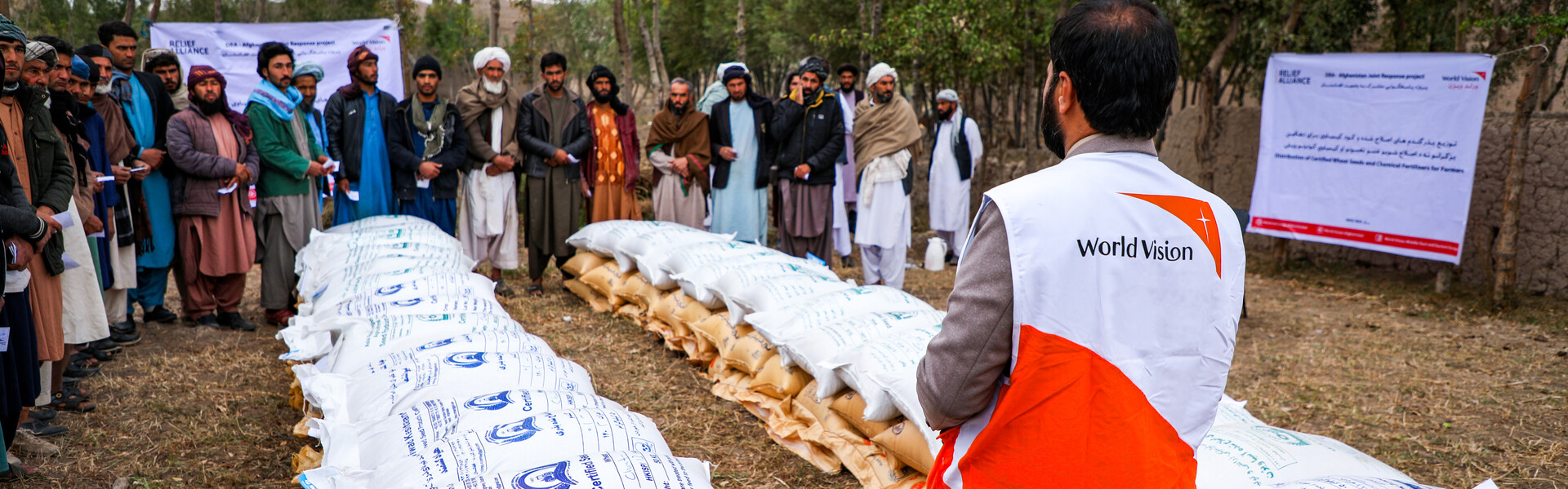 Ein Helfer von World Vision bei einer Lebensmittelverteilung in Afghanistan Ein Helfer von World Vision bei einer Lebensmittelverteilung in Afghanistan
