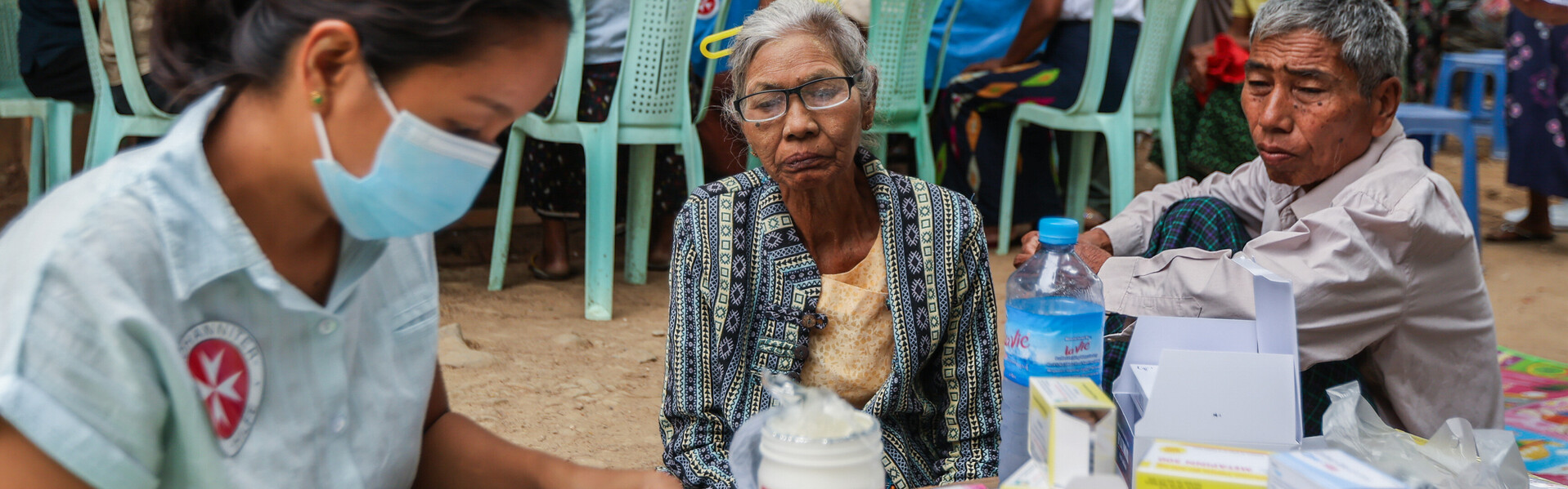 Eine Helferin der Johanniter versorgt vom Erdbeben in Myanmar betroffene Menschen in einer mobilen Klinik Eine Helferin der Johanniter versorgt vom Erdbeben in Myanmar betroffene Menschen in einer mobilen Klinik
